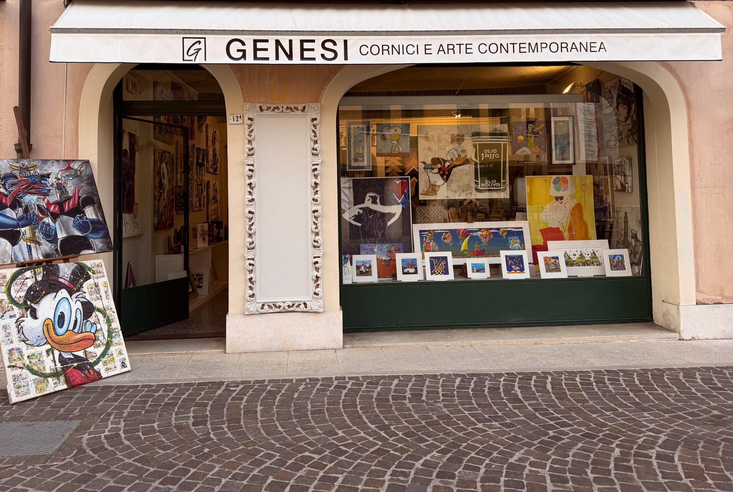 Genesi Arte è uno studio specializzato nella realizzazione di cornici su misura a Pordenone.

Realizziamo incorniciature artigianali per opere, fotografie, stampe, tele e collezioni, seguendo ogni progetto con attenzione ai materiali, alle proporzioni e alla valorizzazione estetica dello spazio.

Ogni cornice viene progettata per integrarsi con l’opera e con l’ambiente, unendo ricerca estetica, artigianato e cura del dettaglio.